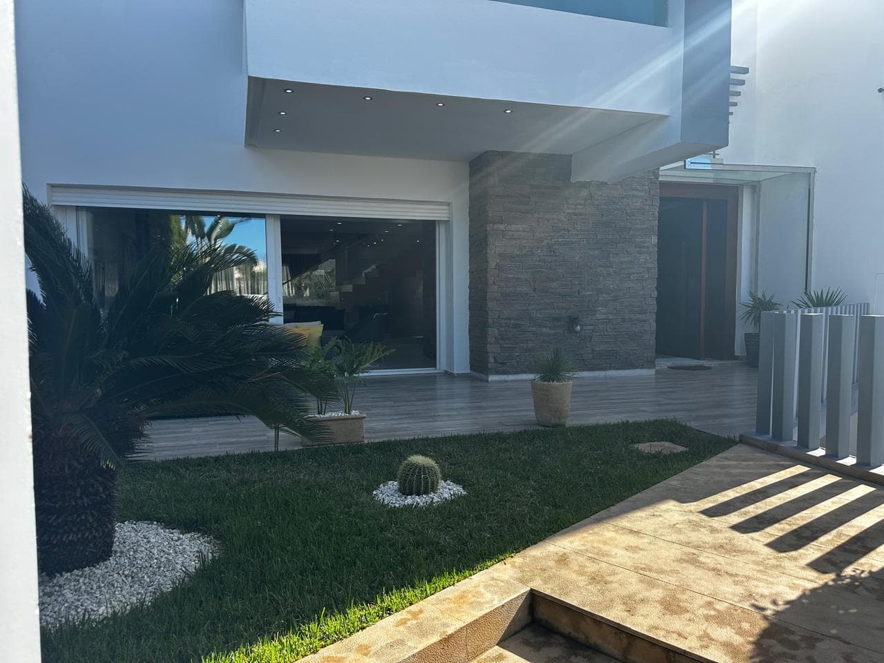 Location Exceptionnelle : Villa Meublée de Luxe avec Jardin Zen et Garage 266m² - 1